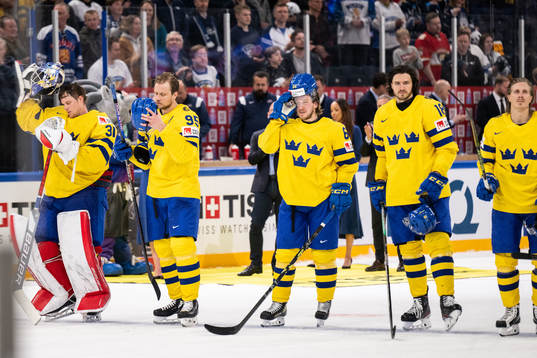 Players of Sweden look dejected