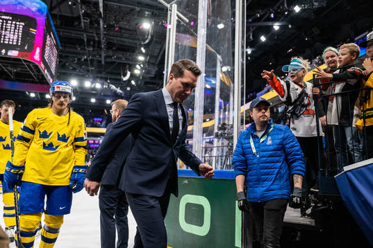 Head coach Sam Hallam of Sweden looks dejected