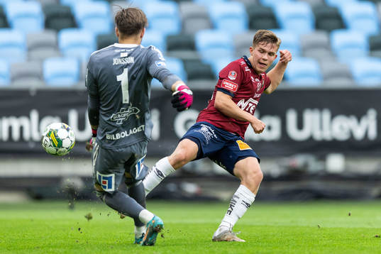 Örgrytes Isak Dahlqvist mot GIF Sundsvalls målvakt Oscar