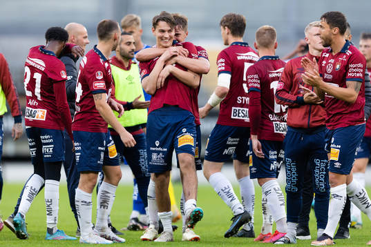 Örgrytes Noah Christoffersson omfamnas av en lagkamrater