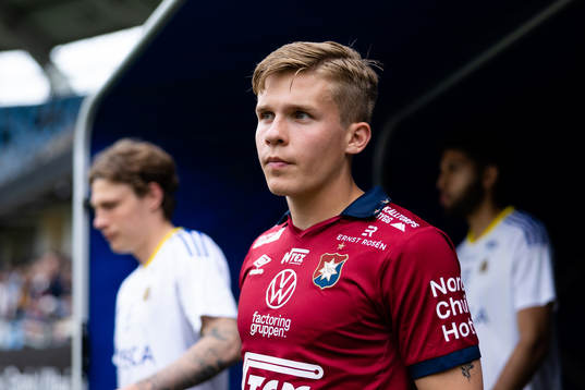 Örgrytes Isak Dahlqvist innan fotbollsmatchen i Superettan