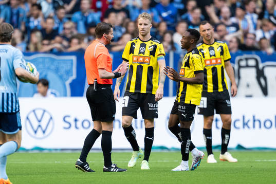Häckens Samuel Gustafson och Benie Adama Traore reagerar