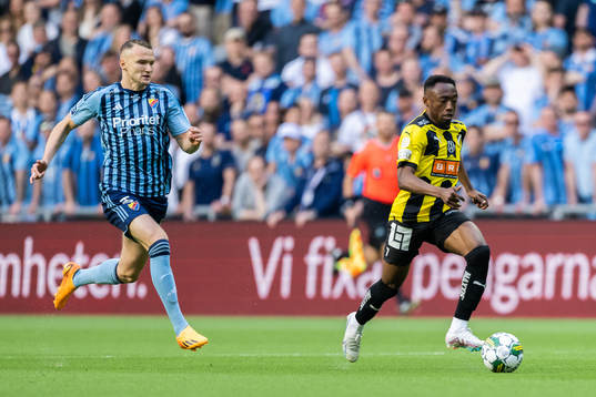 Djurgårdens Piotr Johansson och Häckens Benie Adama Traore