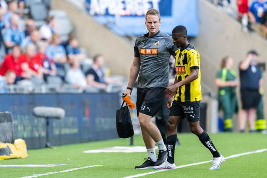 Häckens Akoua Romeo Amane lämnar planen