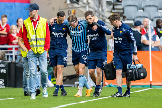 Djurgårdens Elias Andersson lämnar planen