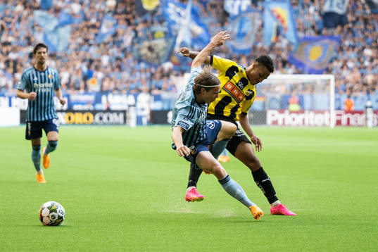 Djurgårdens Elias Andersson och Häckens Momodou Lamin