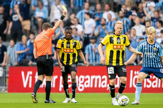 Häckens Akoua Romeo Amane tilldelas en varning
