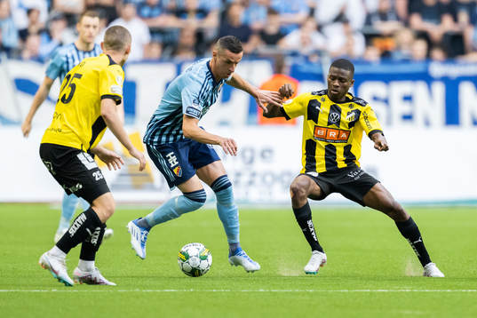Djurgårdens Haris Radetinac och Häckens Akoua Romeo Amane