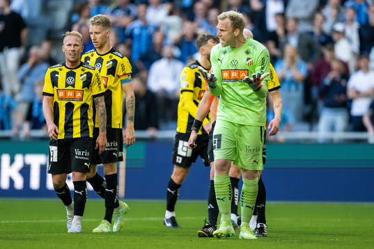 Häckens målvakt Peter Abrahamsson reagerar