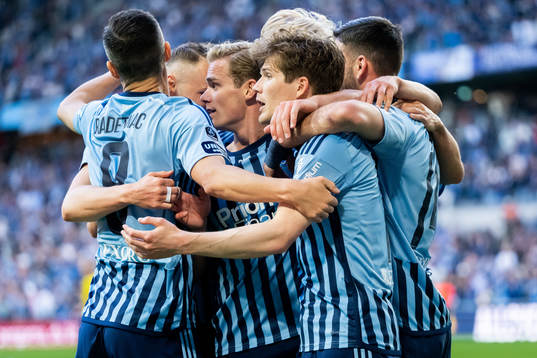Djurgårdens Oliver Berg jublar med lagkamrater