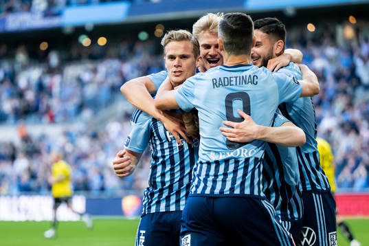 Djurgårdens Oliver Berg jublar med lagkamrater