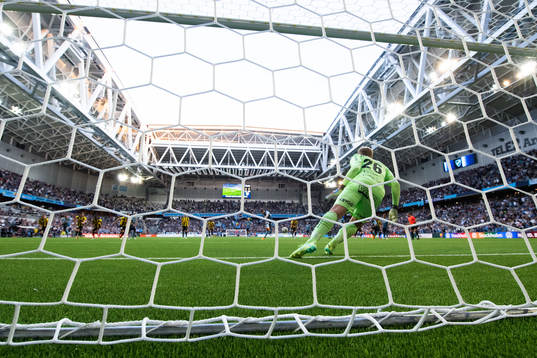 Djurgårdens Oliver Berg gör 1-0 på straff bakom Häckens