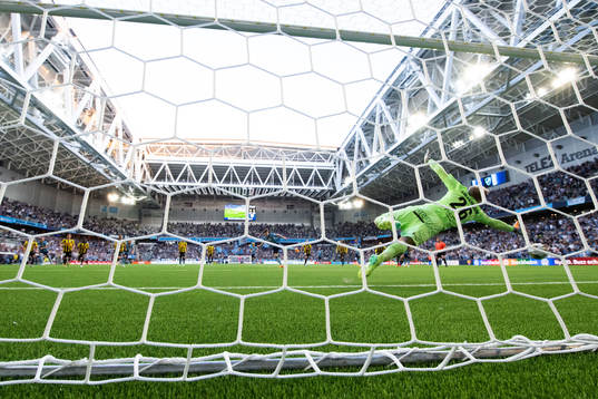 Djurgårdens Oliver Berg gör 1-0 på straff bakom Häckens