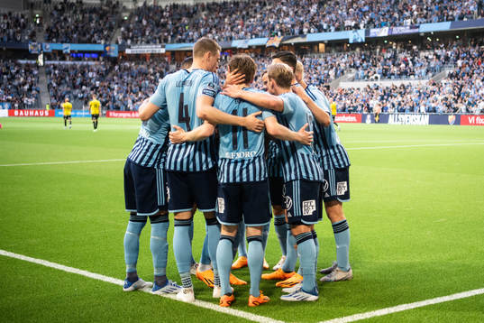 Djurgårdens Oliver Berg jublar med lagkamrater