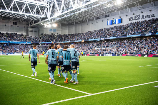 Djurgårdens Oliver Berg jublar med lagkamrater