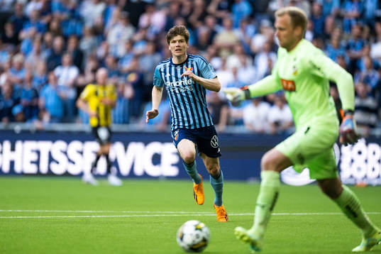 Djurgårdens Oliver Berg och Häckens målvakt Peter