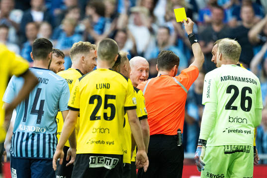 Häckens Valgeir Fridriksson reagerar på att få gult kort