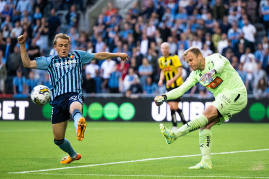 Djurgårdens Oskar Fallenius och Häckens målvakt Peter