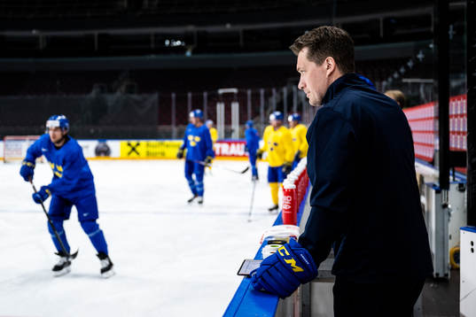 head coach Sam Hallam of Sweden at a practice session
