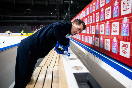 head coach Sam Hallam of Sweden at a practice session