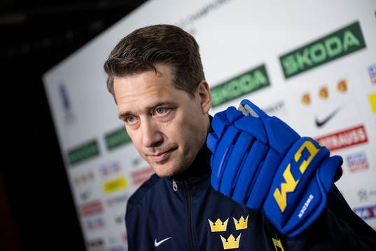 head coach Sam Hallam of Sweden at a practice session
