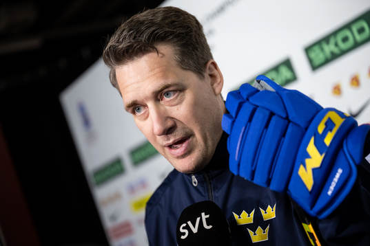 head coach Sam Hallam of Sweden at a practice session
