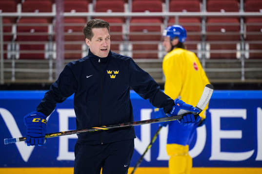 Head coach Sam Hallam of Sweden at a practice session