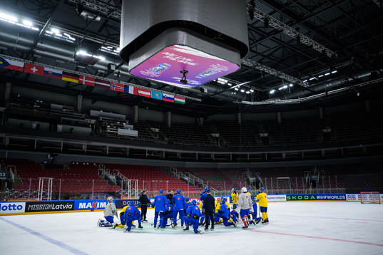 Head coach Sam Hallam talk to the players of Sweden at a