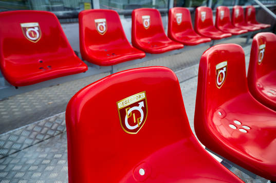 Degerfors klubbmärke på bänkarna vid avbytarplatsen