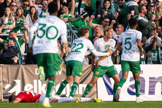 Hammarbys Markus Karlsson jublar med lagkamrater