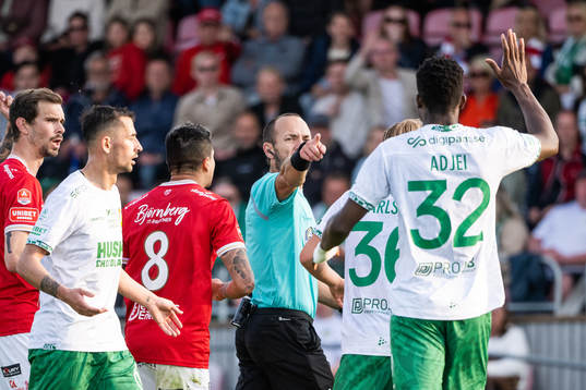 Domare Kaspar Sjöberg visar ut Hammarbys Nathaniel Adjei
