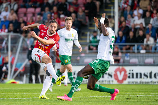 Degerfors Dijan Vukojevic och Hammarbys Nathaniel Adjei