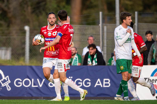 Degerfors Dijan Vukojevic jublar med Sebastian Ohlsson
