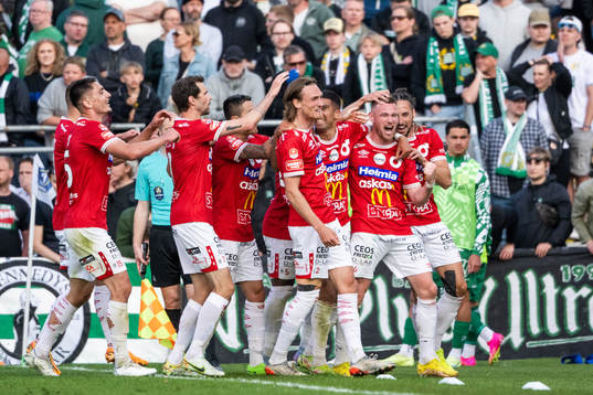 Degerfors Rasmus Örqvist jublar med lagkamrater