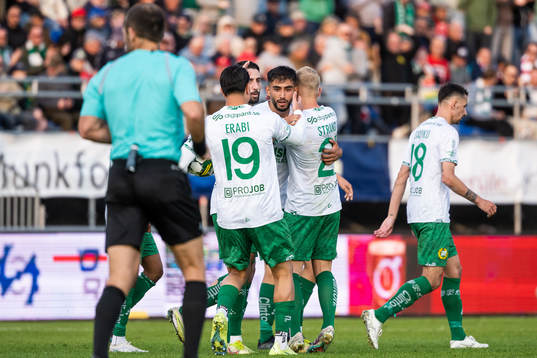 Hammarbys Montader Madjed jublar med lagkamrater