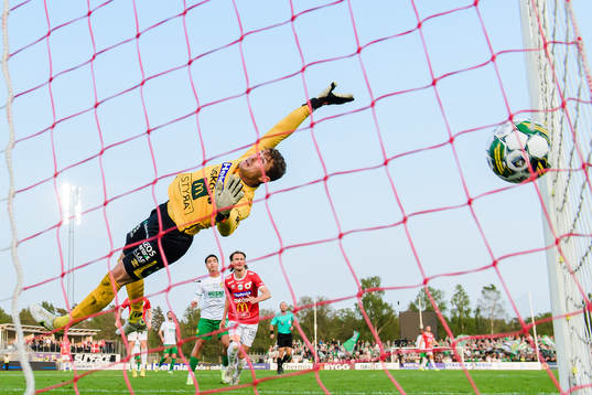 Degerfors målvakt Jonas Olsson släpper in ett mål