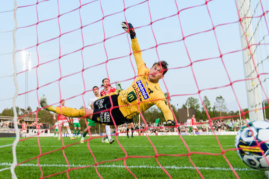 Degerfors målvakt Jonas Olsson släpper in ett mål