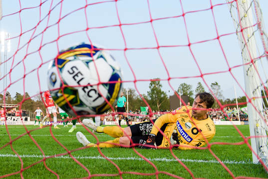 Degerfors målvakt Jonas Olsson släpper in ett mål