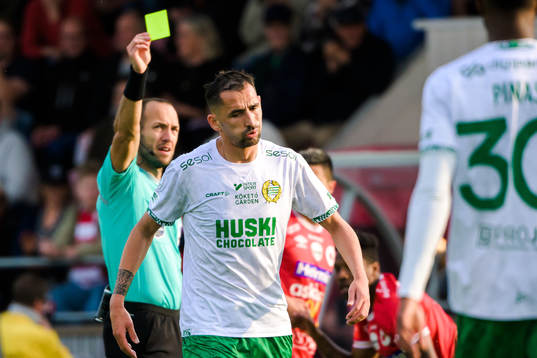 Hammarbys Loret Sadiku får gult kort av Domare Kaspar