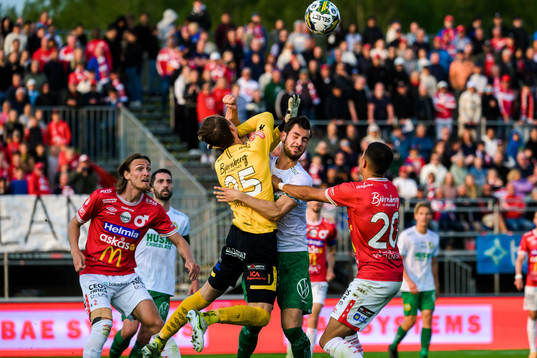 Degerfors målvakt Jonas Olsson och Hammarbys Adi Nalic