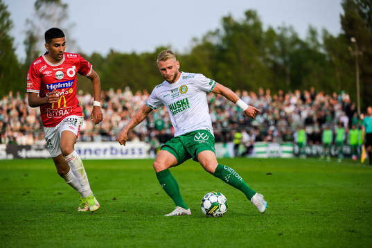 Degerfors Elyas Bouzaiene och Hammarbys Simon Strand