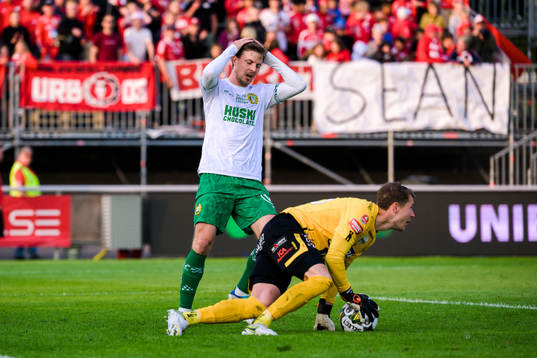 Hammarbys Joel Nilsson och Degerfors målvakt Jonas Olsson