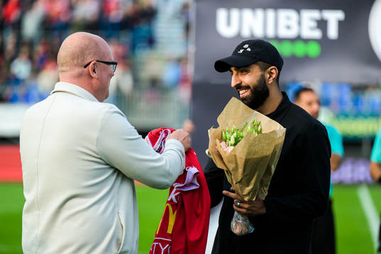 Degerfors sportchef Patrik Werner tackar av Sean Sabetkar