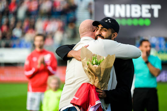 Degerfors sportchef Patrik Werner tackar av Sean Sabetkar