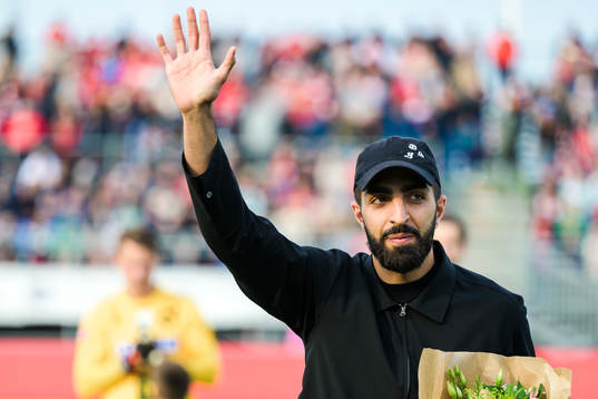 Degerfors sportchef Patrik Werner tackar av Sean Sabetkar