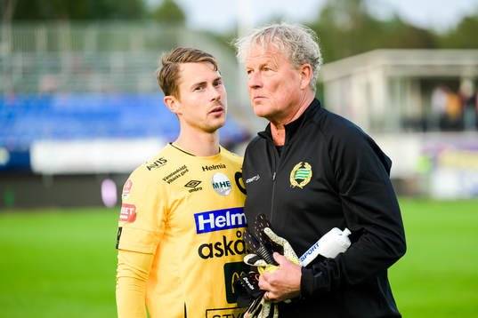 Degerfors målvakt Jonas Olsson i samtal med pappa