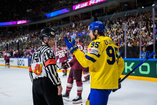 Referee Mikko Kaukokari talks to Jacob de la Rose of Sweden