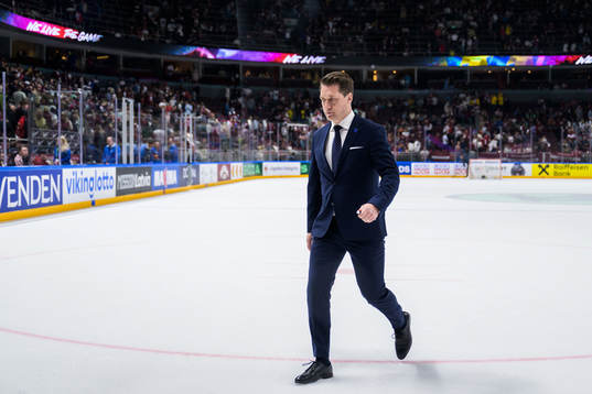 Head coach Sam Hallam of Swedenduring the 2023 IIHF Ice
