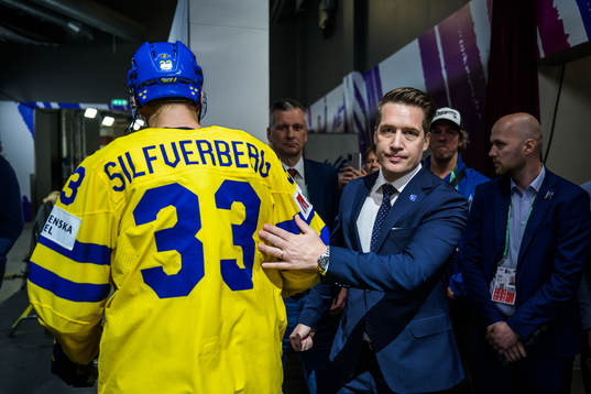 Jakob Silfverberg and head coach Sam Hallam of Sweden look