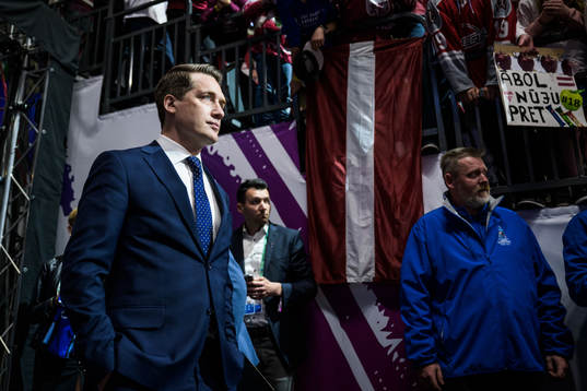 head coach Sam Hallam of Sweden looks dejected